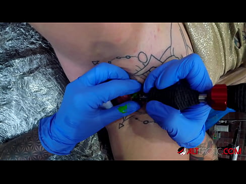 ❤️ Ekstreme tatuita varmulo Sully Savage ricevis tatuon sur sia klitoro ️ Porno ĉe ni % eo.hentai-id.ru% ️❤